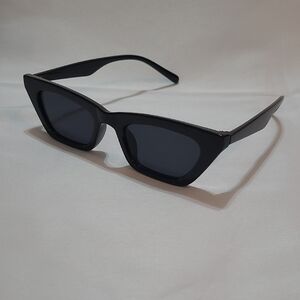 Bisheh Sunglasses- Sleek Black Sunglasses Case with Curved Design